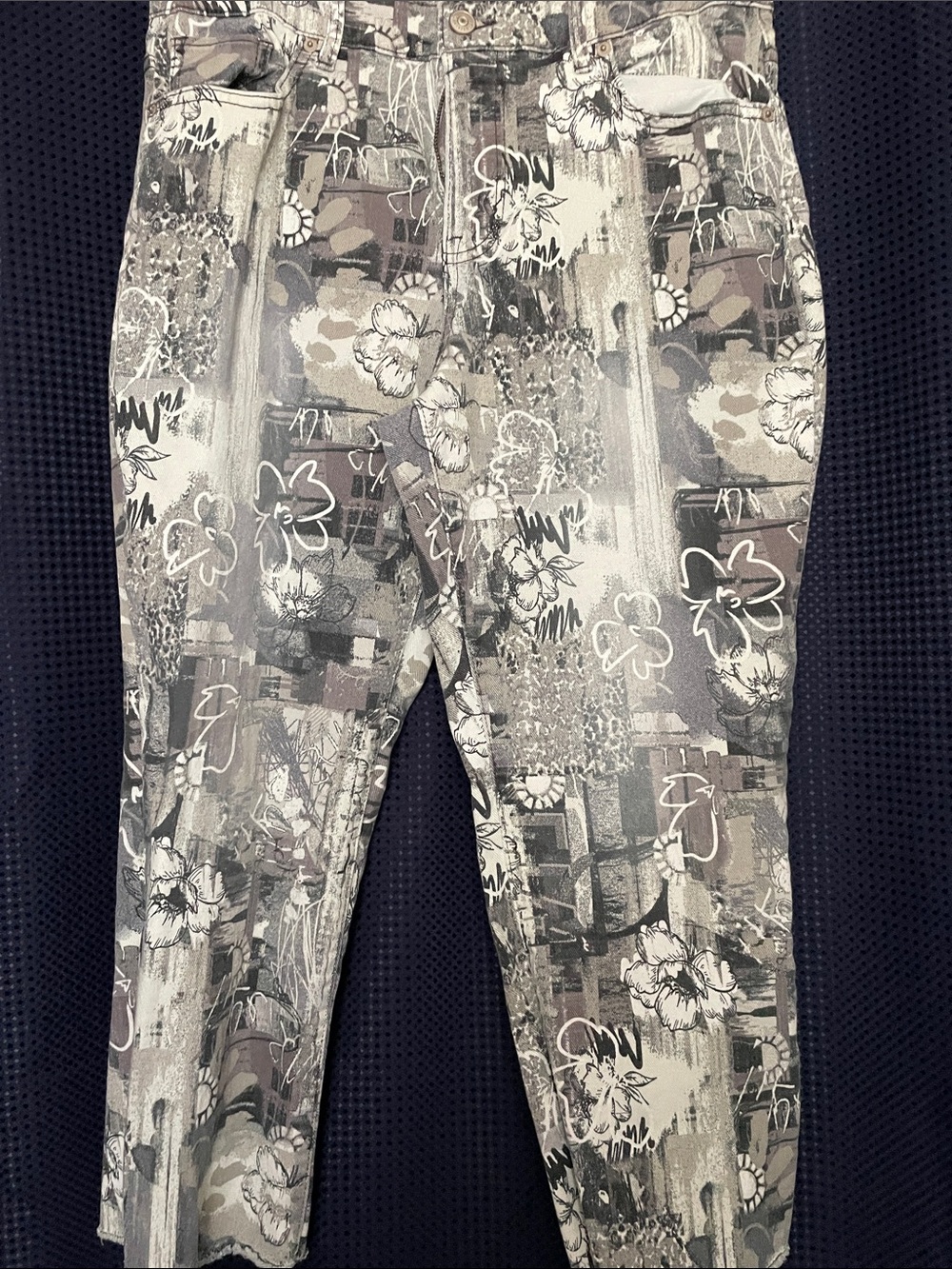 LOGO by Lori Goldstein Floral Abstract Capris - Gray Multi - Picture 6 of 11